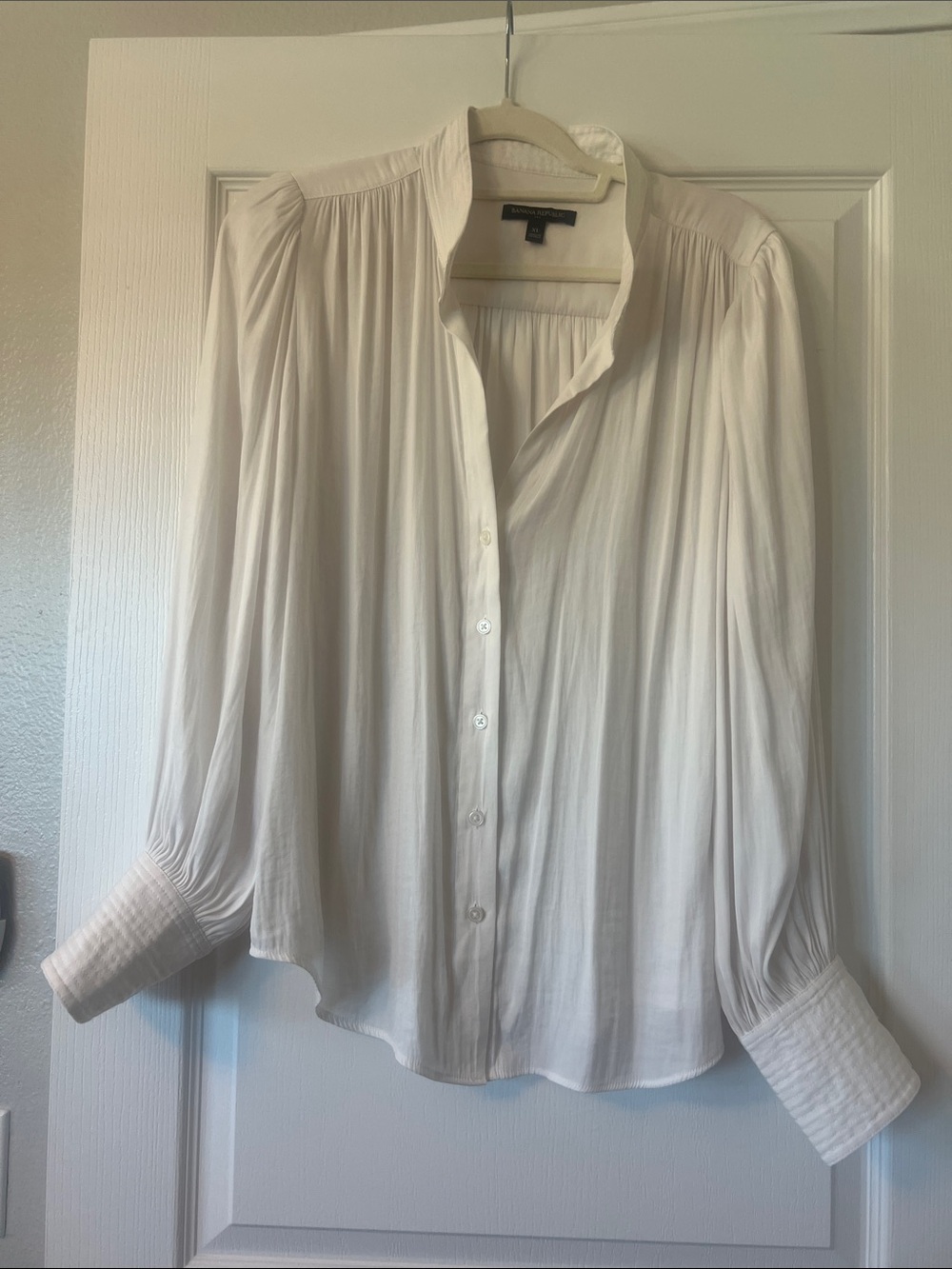 Like New Banana Republic Ivory Pleated Button-Front Blouse size xl